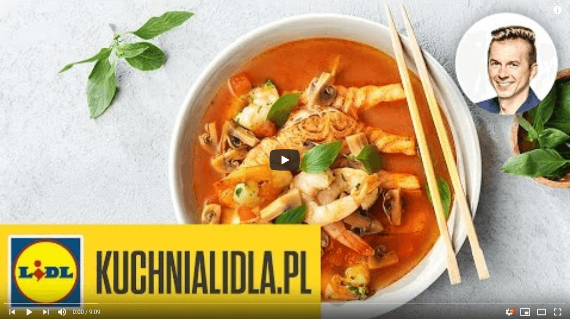Tajska zupa z pomidorami i pieczonym łososiem – Karol Okrasa – przepisy Kuchni Lidl